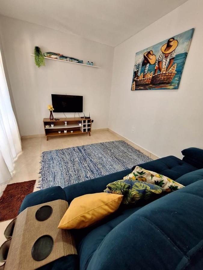 Sala de estar com televisão de tela plana