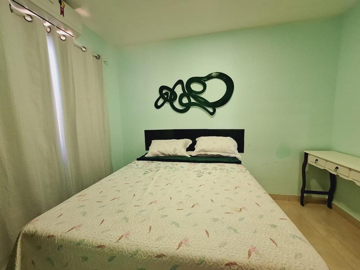 Quarto de casal com ar-condicionado e escrivaninha