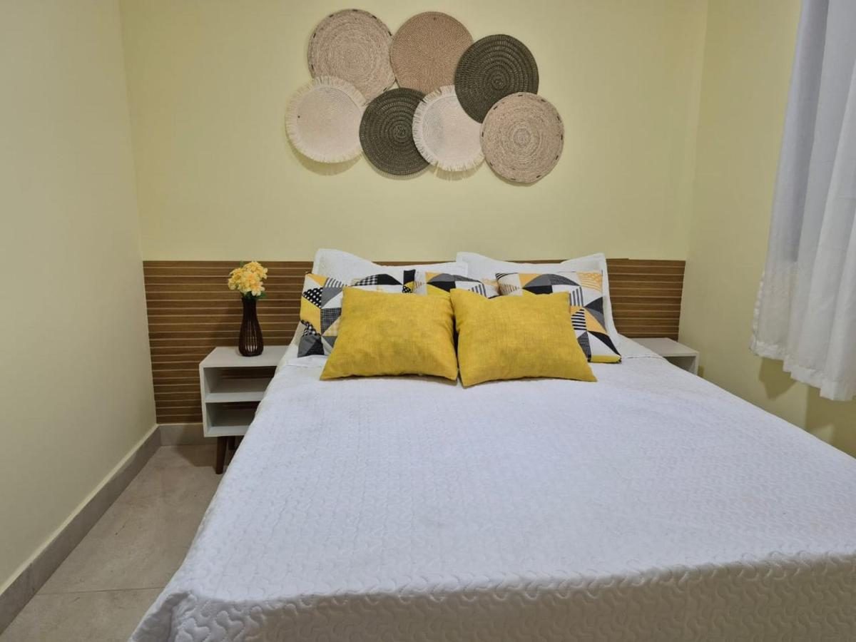 Quarto de casal com cabeceira de madeira