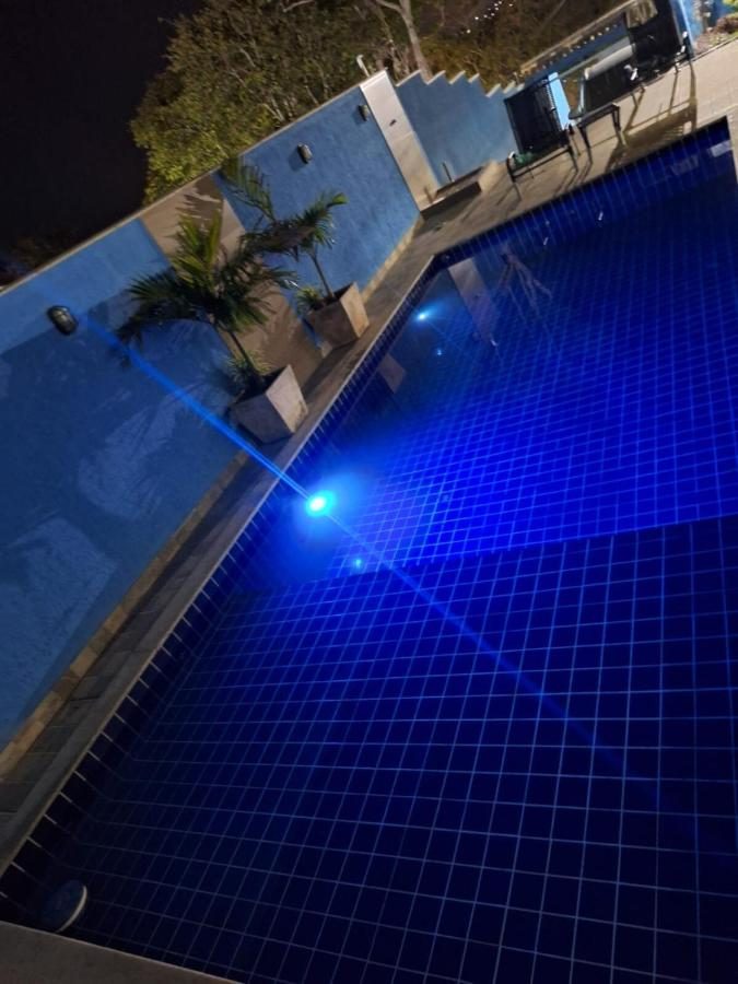 Piscina iluminada à noite