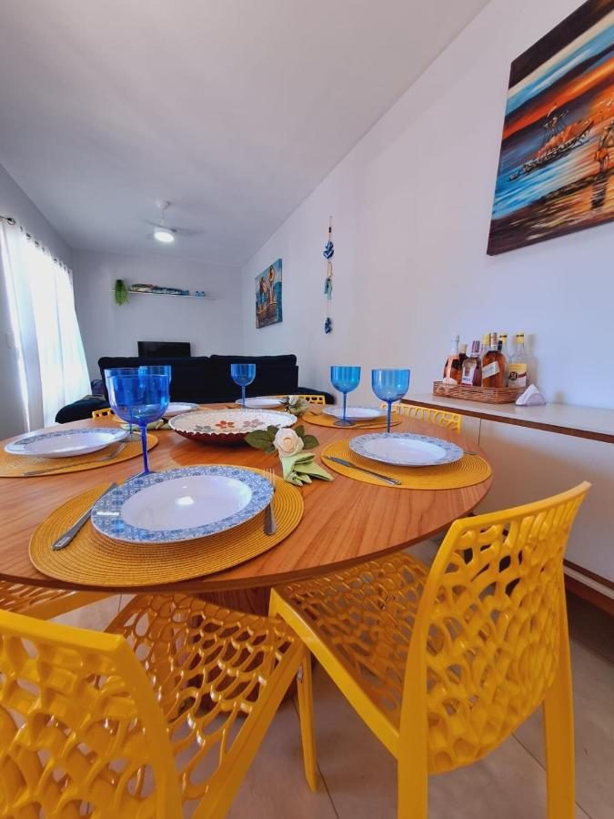 Mesa de jantar posta com cadeiras amarelas