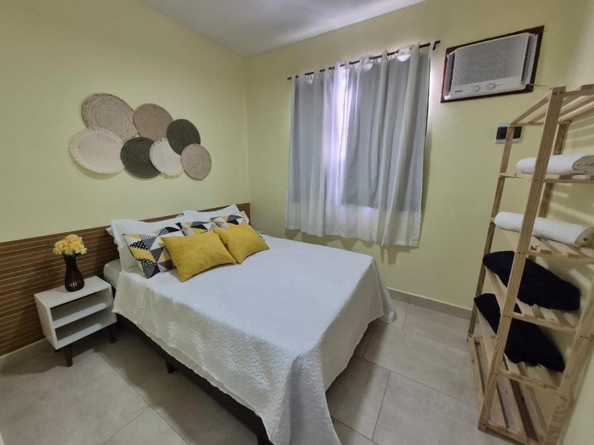 Quarto de casal com prateleiras e roupa de cama branca