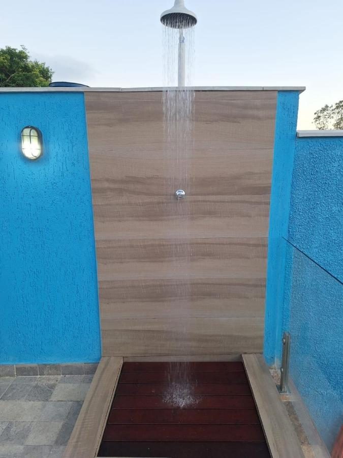 Ducha externa junto à piscina