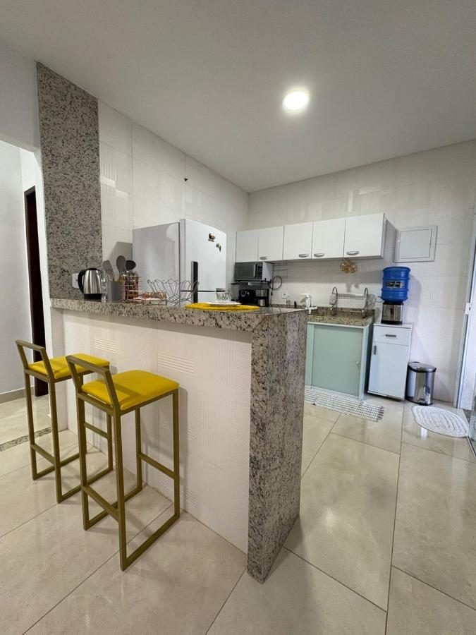 Bancada da cozinha com banquetas amarelas
