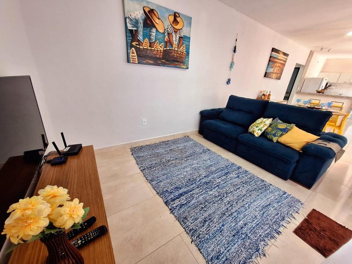 Sala de estar com sofá, TV e tapete