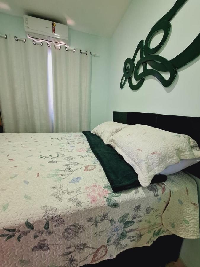 Quarto de casal com roupa de cama estampada
