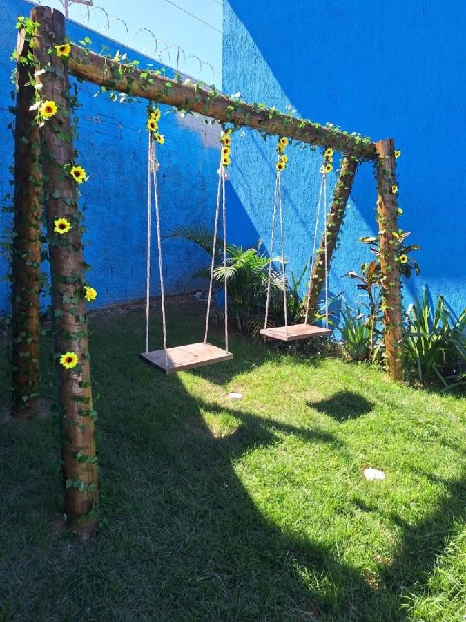 Balanço decorado com flores no jardim